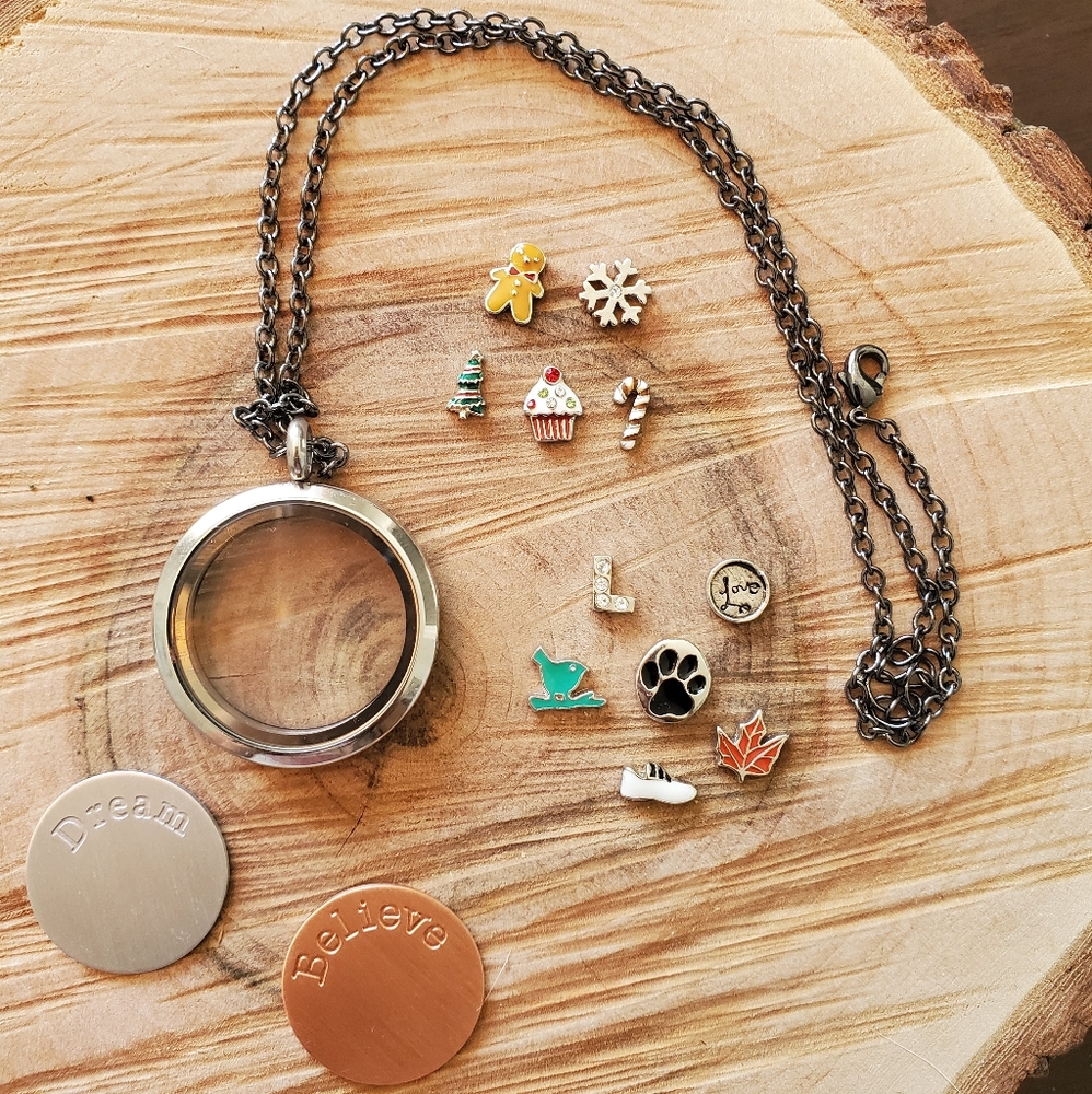 Charm necklace with 5 Christmas charms